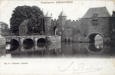 12791 Gezicht op de Eem en een gedeelte van de Koppelpoort te Amersfoort uit het noordwesten.